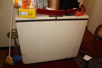 White Chest Freezer With Lift-Up Lid, Lock Handle Untested