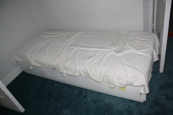 Beautiful White Wooden Daybed With Built-In Storage Drawers