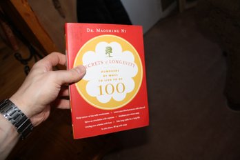 Secrets Of Longevity: Hundreds Of Ways To Live To Be 100 By Dr. Maoshing Ni