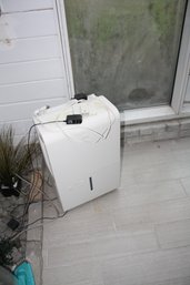 Portable Compact Dehumidifier With Built-In Water Tank And Automatic Humidity Control Untested
