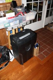 UPDATED Staples SPL-1506X 6-sheet Cross-cut Paper Shredder Featuring A 3.8-gallon Wastebasket Capacity