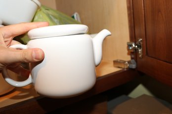White Porcelain Minimalist Teapot Cup With Simple Modern Design