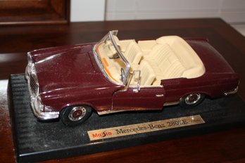 Maisto 1:18 1966 Mercedes-Benz 280SE Convertible Die-Cast Model With Display Stand