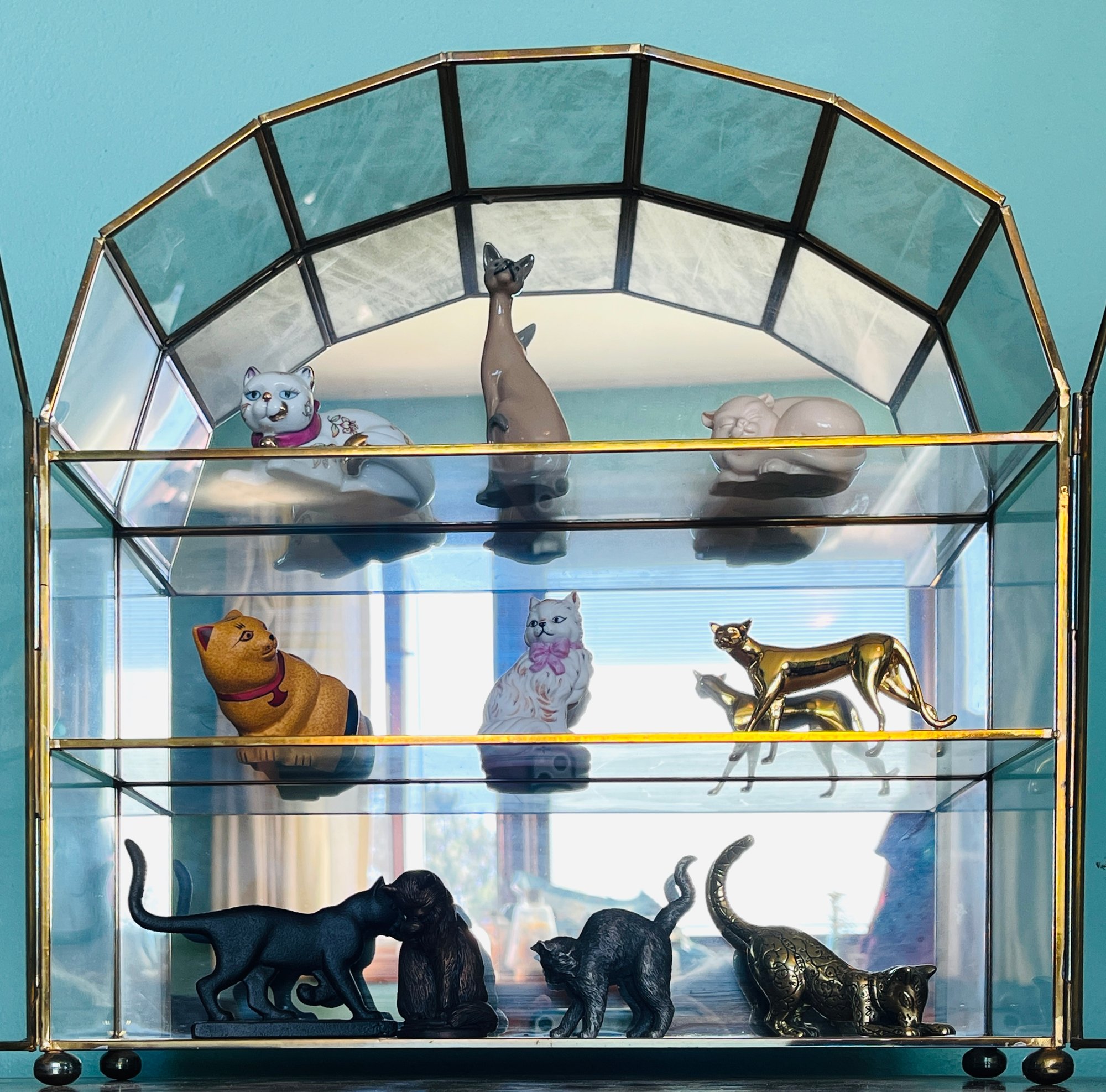 The Franklin Mint Curio Cabinet Cats Collection In Glass Display