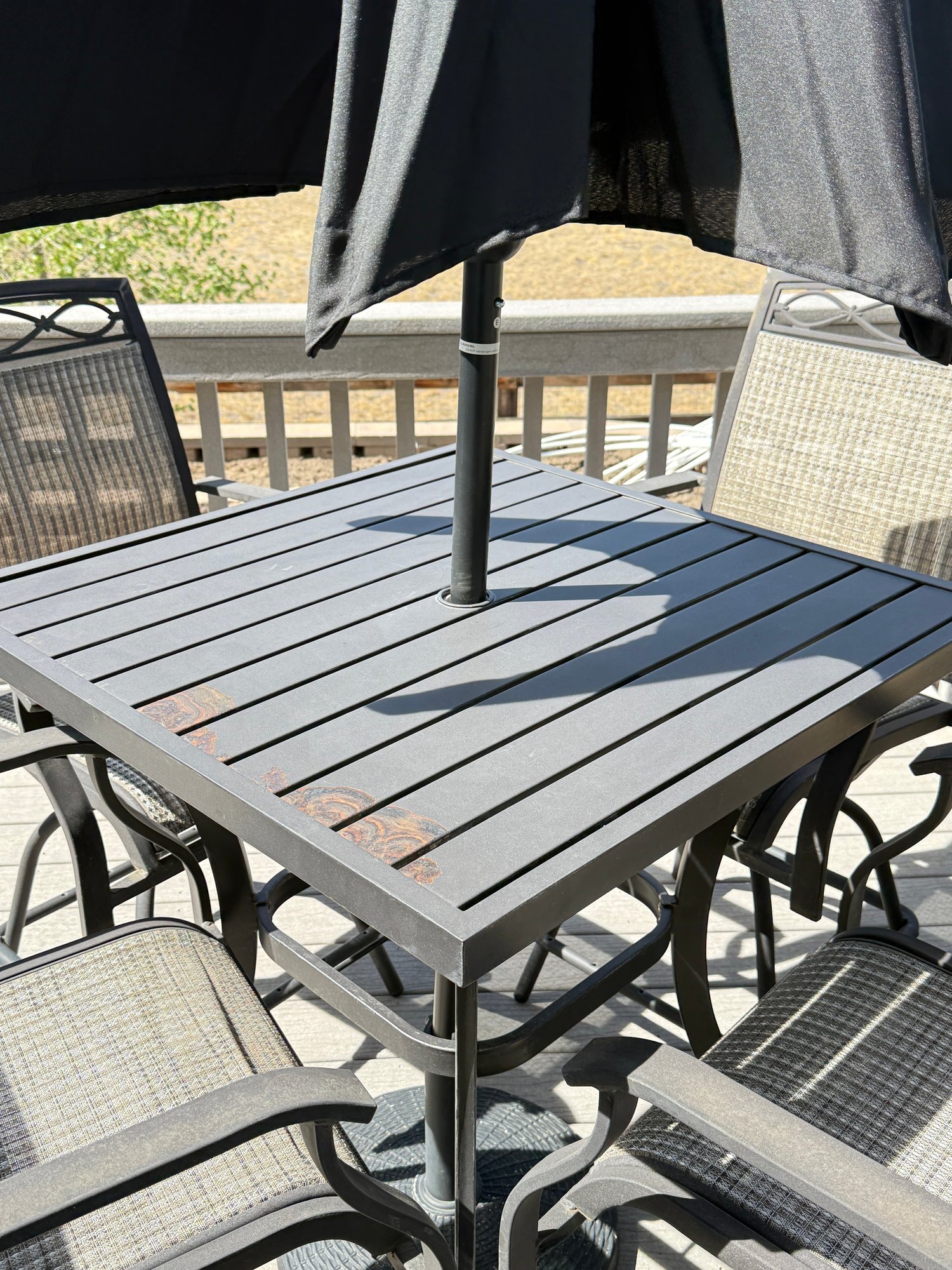 Cafe-height Patio Table With 5 Mesh-back Chairs #277156 | Auctionninja.com