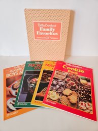 Vtg 1980's Betty Crocker's Family Favorites 4 Book Set
