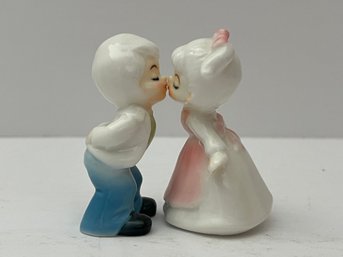 Vtg Porcelain Kissing Couple Figures