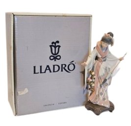 Lladro Japanese Geisha Glazed Porcelain Figurine