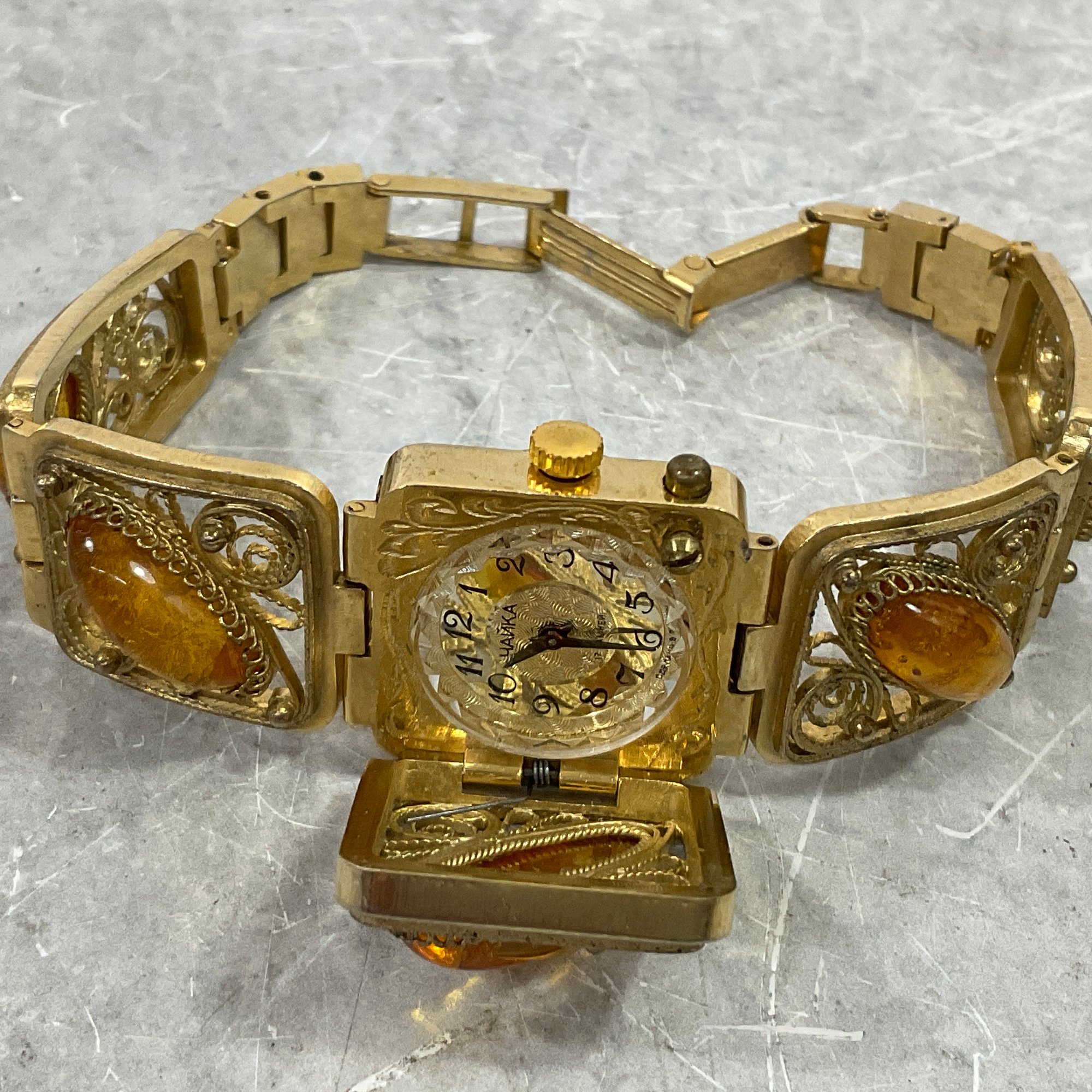 054 Lot Of Two Vintage Russian Yanka , 17 Kamhen Watches 