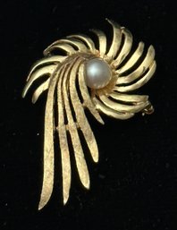 14K YG TWO TONE PEARL BROOCH PIN WITH FEATHER DESIGN
