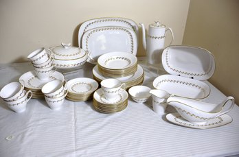 Spode Bone China Delphi Pattern Dinner Service.