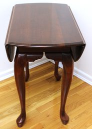Vintage Traditional Queen Ann Style Drop Leaf Accent End Table Featuring Cabriolle Legs