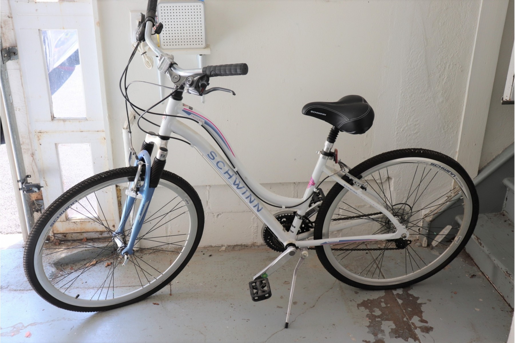 Fabulous Schwinn Trailway Womens 700C Bike #16824