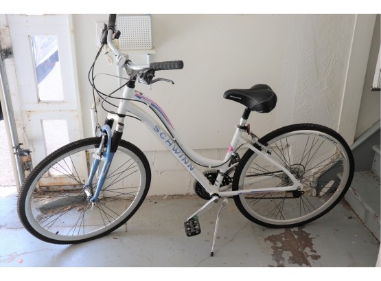 Fabulous Schwinn Trailway Womens 700C Bike #16824