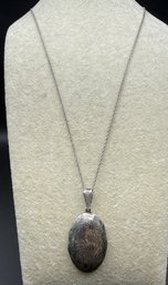 Vintage Sterling Silver .925 Floral Etched Locket Pendant Necklace - .37 TOZ