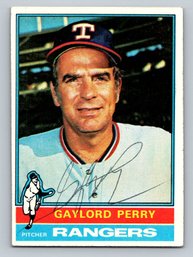 1976 Topps Gaylord Perry (D. 2022) Signed Autographed Baseball Card