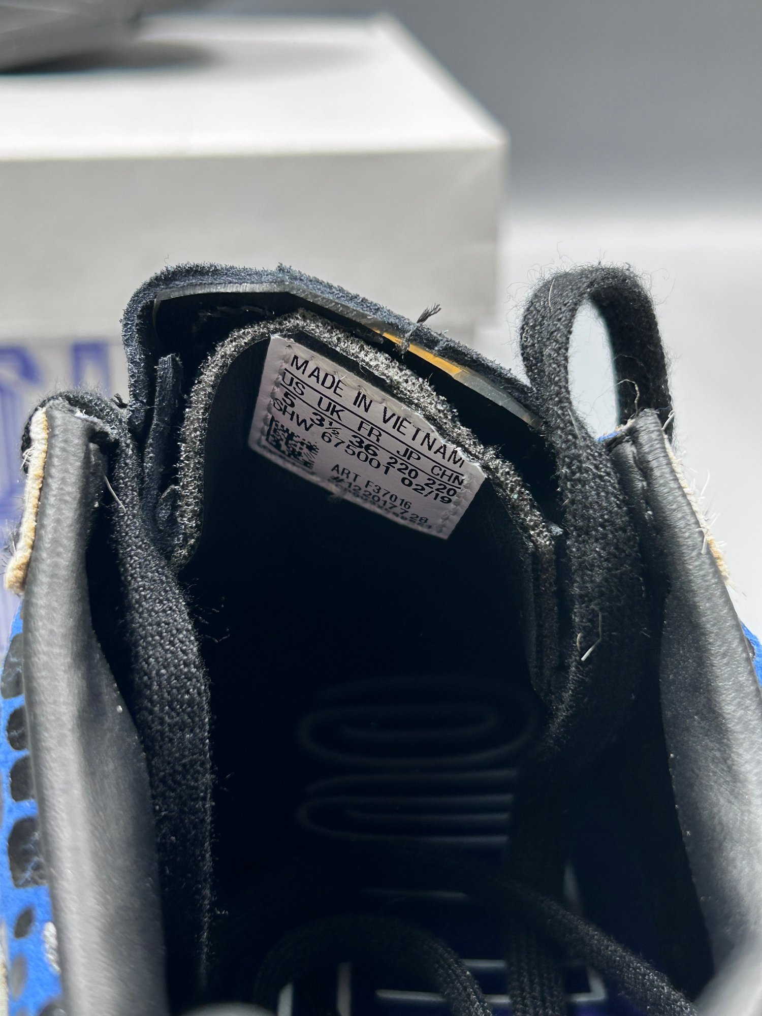 F37016 Adidas Womens Falcon Sneaker F37016 - Size US 5 #88623 | Auctionninja.com