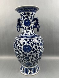 Large Chinese Porcelain Vase Blue And White.