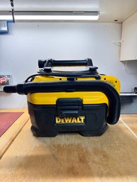 Dewalt DCV581H Heavy Duty 2 Gallon Vacuum