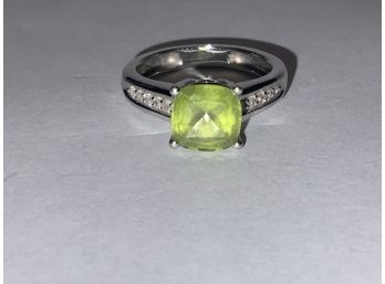10kt White Gold Peridot And Diamond Ring 3.3 Grams