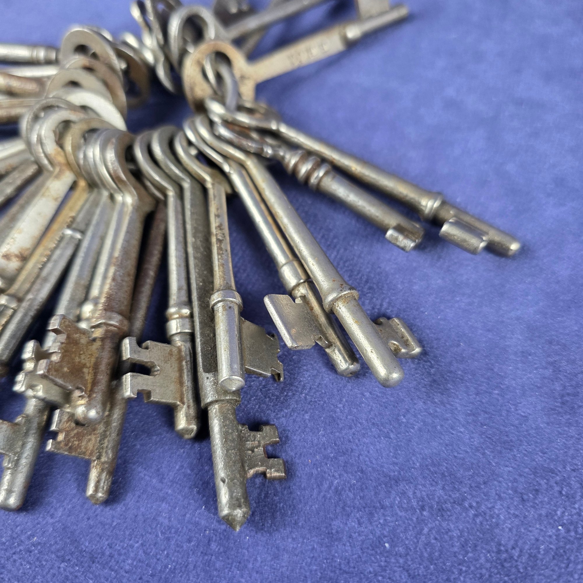 Antique Keys X 32 #14130 | Auctionninja.com
