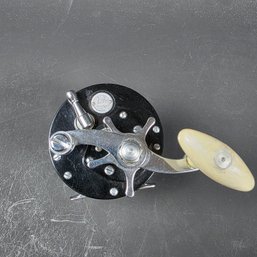 Ocean City 112 Bay City Fishing Reel Holds 250 Yards Of Line