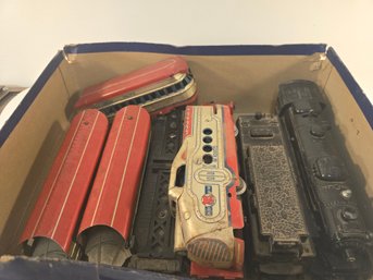 Box Lot Of Vintage Train Engines And Cars Lionel 2037 Engine O Gauge & Marx Tin Litho Pre War