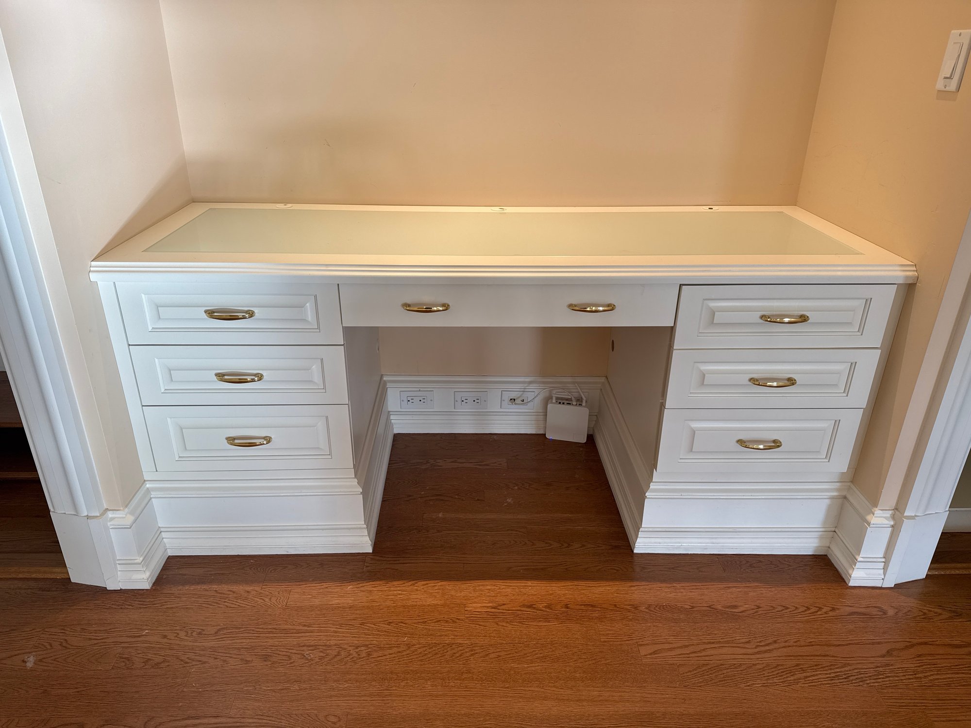 Built In Desk #9160 | Auctionninja.com