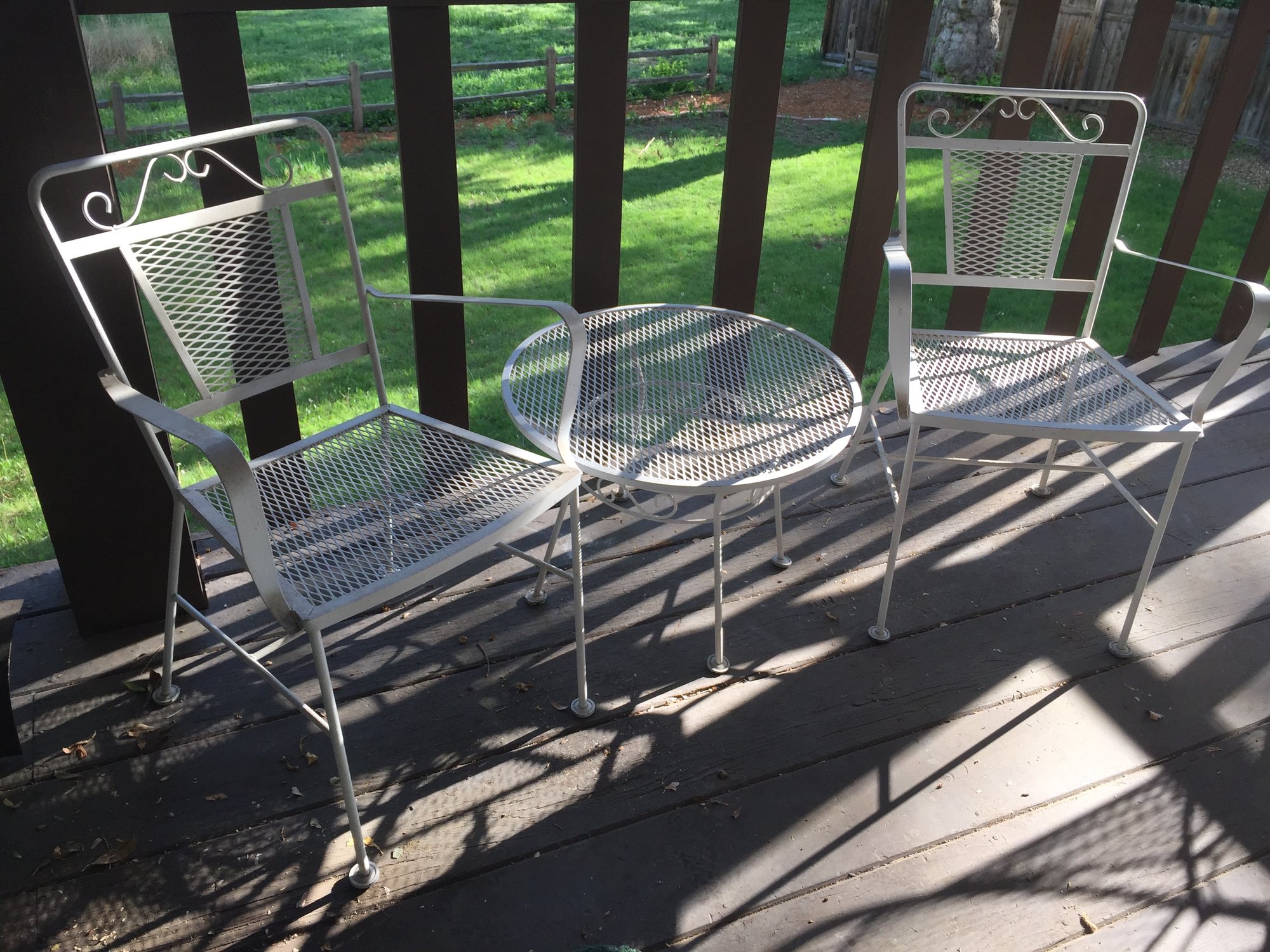 Mid Century White Metal Mesh Patio Chair & Side Table 11030