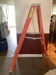 6 FOOT FIBERGLASS STEP LADDER