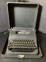 Vintage Smith  Corona Clipper Typewriter With Case