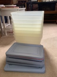 8 Rubbermaid Storage  Containers With Lids