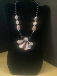 Shelf Motif Necklace