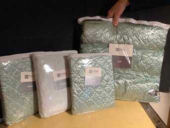 NEW-Sea Mist King Quilt, 2 Shams & Bed Skirt-Nice Set
