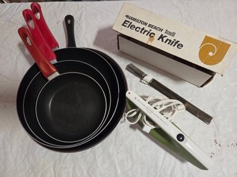 4 Frying Pans, Various Sizes & Electric Knife