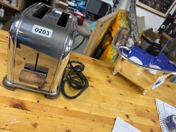 Vintage Working Toaster (Bathtub Not Included)