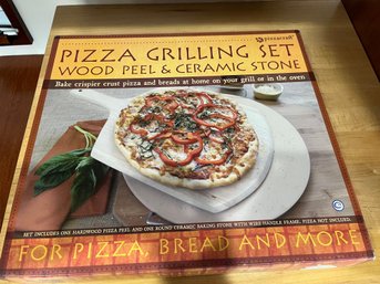 Pizza Grilling Set  New In Box