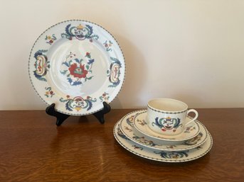 Porcelaine De Paris 'Pavot' Pattern Porcelain Tea Set With Floral And Crest Motifs