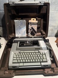 Smith-Corona Coronamatic 2200 Electric Typewriter With QWERTY Keyboard.