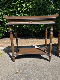 Table With Removeable Serving Tray