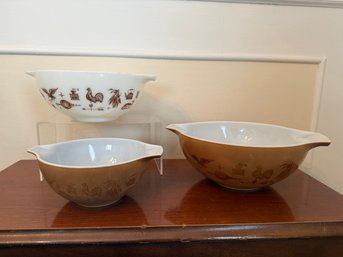 Vintage Pyrex 'Early American' Pattern Mixing Bowls In Cinderella Shape