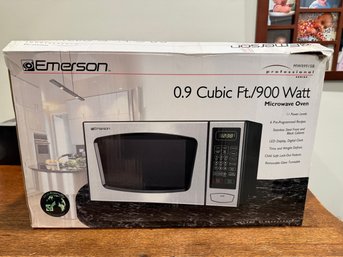 Emerson 0.9 Cubic Foot 900-watt Microwave Oven.