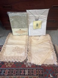 8 Piece Placemat Set, Brownstone 60in Round Tablecloth, And 60x84 Oval Table Cloth