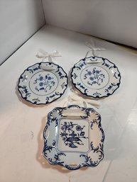 #18 PRETTY LOT OF BLUE AND WHITE DISHES CAN BE HUNG
