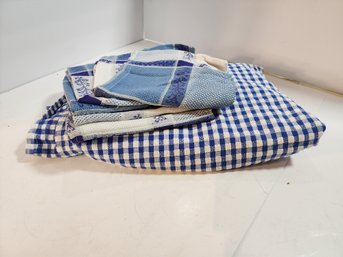 #102 LOT OF BLUE CHECK COTTON TABLE CLOTH ND 6 NAPKINS