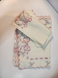 #128 PLACE MATS AND NAPKIN SET 4 EACH VERY PRETTY