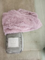 #65 Super Soft Fuzzy Pink Throw And Gray Cotton Throw