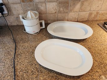 #81 BRAUN JUICER AND 2 WHITE PLATTERS
