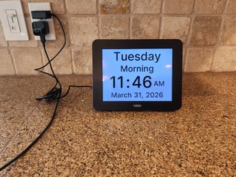 86 NICE COUNTER TOP CLOCK