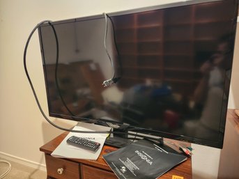 #INSIGNIA 40' LED TV W/REMOTE AND PAMPHLETS